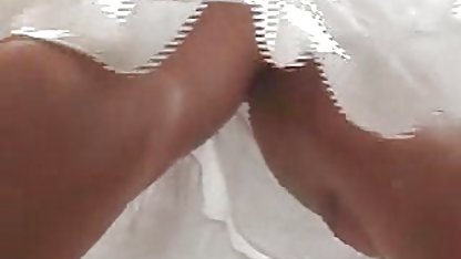 توسط بچه V به زودی بسیار شلخته زانو زده و شروع به سکس خفت کردن خوردن دوربین مخفی دیک او و