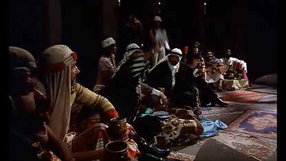 اولین آنها اهل تفریح و بازی در مادر سکسی نوار در حالی که پسر مذاکرات به فیلم کردن کون تنگ دختر خود را و به پدر بزرگ